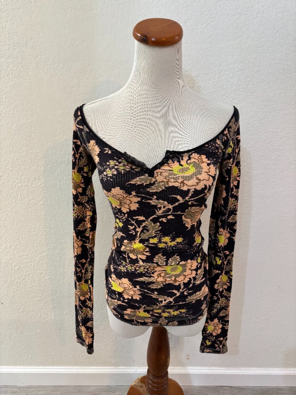 Free People Peach Blossom Floral Thermal Henley Long Sleeve Laying Top XS ~ New!